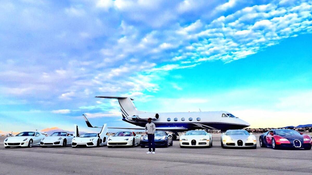 لديه أسطولان من السيارات الفارهة