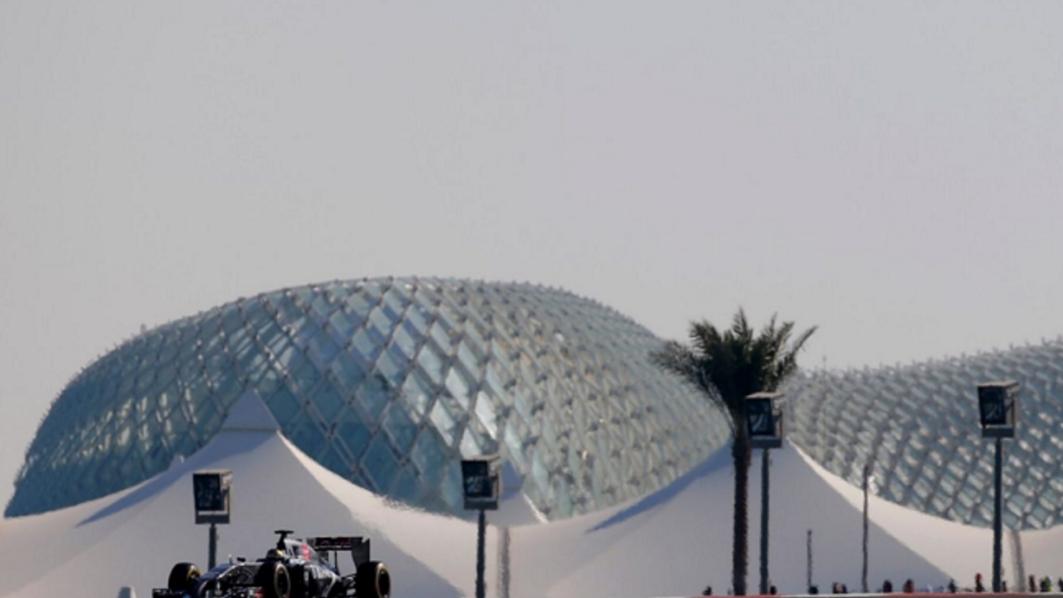 ظهرت أنفاق حلبة مرسى ياس بحلة جديدة حيث تم رسم مجموعة من الرسومات التراثية على جدرانها لتعكس التراث الإماراتي الأصيل، ومن أجل ظهورها بحلة جديدة وجذابة ومختلفة عن السنوات الماضية.