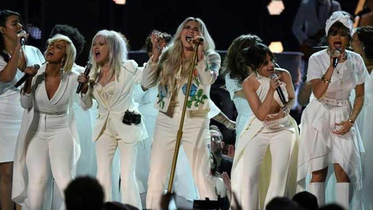 وقدمت كيشا الأغنية التي تتحدث عن المرض العقلي والإساءة التي تعرضت لها من منتجها الموسيقى السابق.