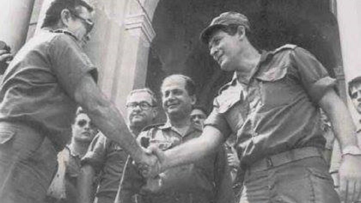 نشرت  بعض المواقع صورة لعون تعود لعام 1982، وكان وقتها برتبة عقيد، وكان عون مبتسماً فيما يصافح ممثل لقيادة الجيش قائد وحدات الاحتلال الإسرائيلي التي أشرفت على حصار بيروت ابان الاجتياح الواسع النطاق للبنان. وهنا يطرح سؤال هل فرحت اسرائيل بفوز ميشال عون.