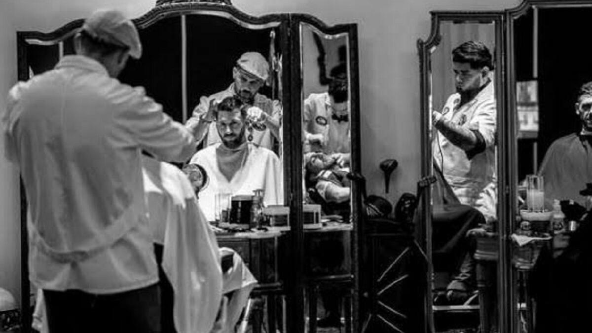 ليونيل ميسي أمام المرآة يتحضر للحفل فقد استعان بـ "حلاق" محلي يدعى دانتي بالافيشينو