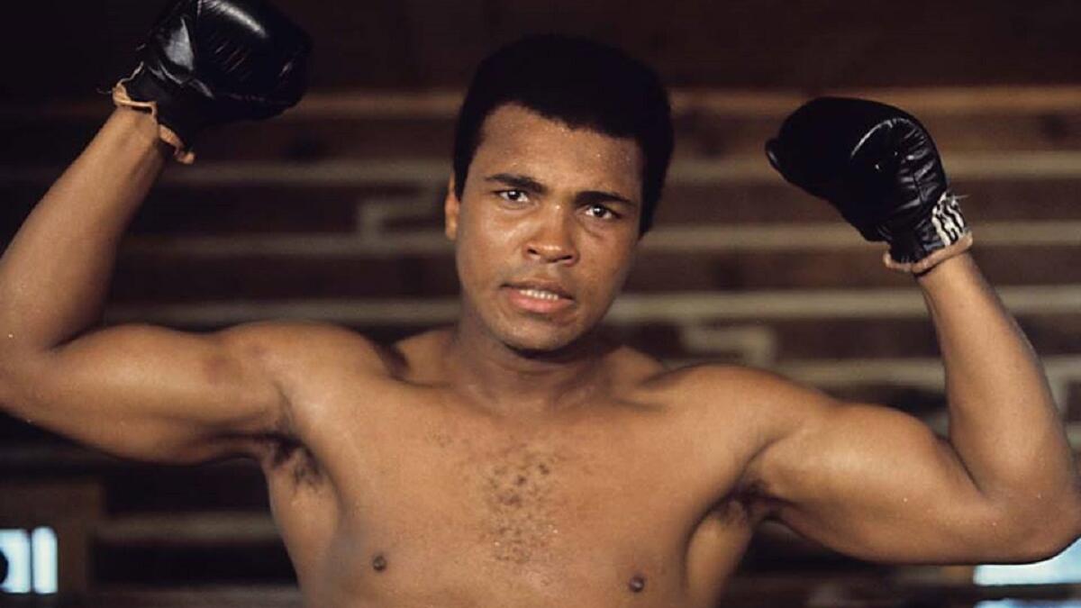 محمد علي كلاي:
رحل الملاكم في 3 يونيو/حزيران، أصبح أول ملاكم ينال لقب بطل العالم في الوزن الثقيل ثلاث مرات.