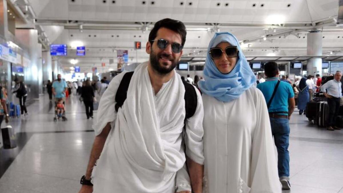 سافر النجم التركي مراد يلدريم من مطار مصطفى كمال أتاتورك برفقة زوجته المغربية إيمان الباني ووالديه متوجهين إلى المملكة العربية السعودية، لأداء مناسك الحج للمرة الثانية.