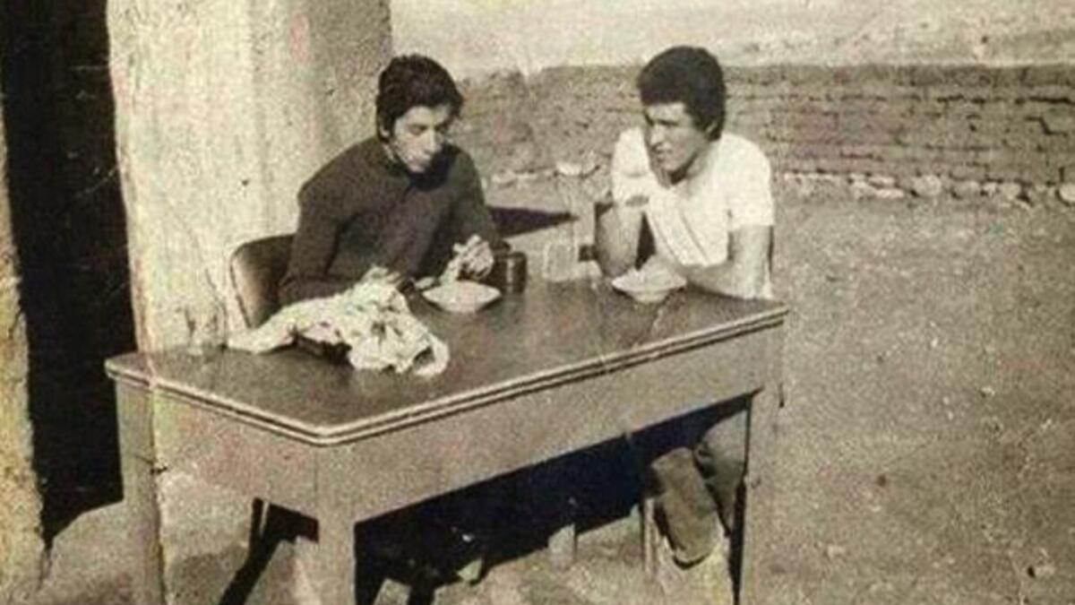 كاظم الساهر : عمل في محل للمثلجات ثم تخرج من معهد المعلمين ودرّس مادة التربية الفنية في الموصل.