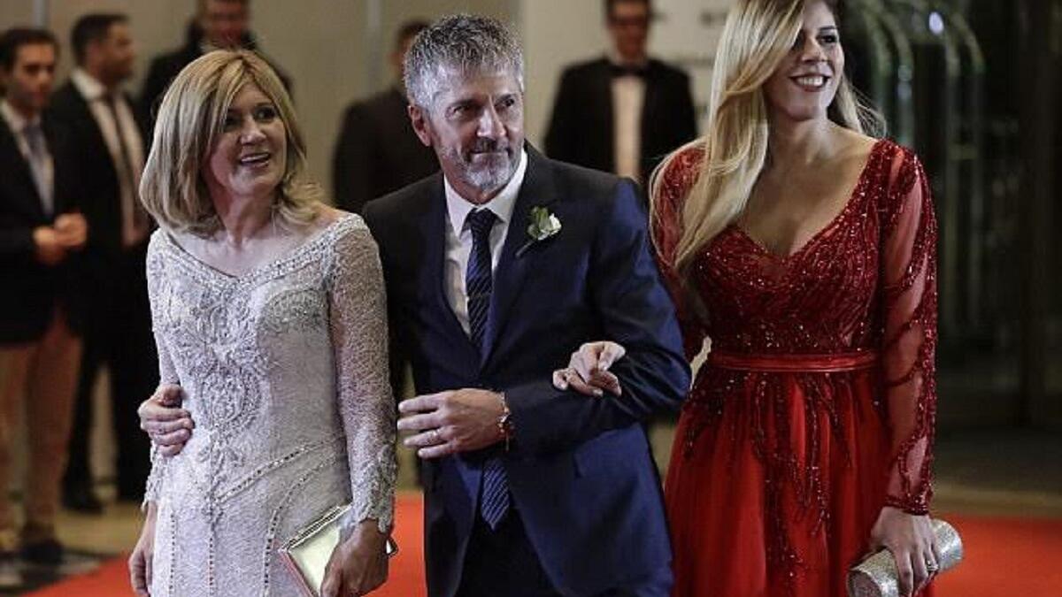 عائلة ميسي تدخل الحفل على السجادة الحمراء، الأم: سيليا ماريا كوتشيتيني، الأب: خورخي ميسي، والأخت: ماريا سول