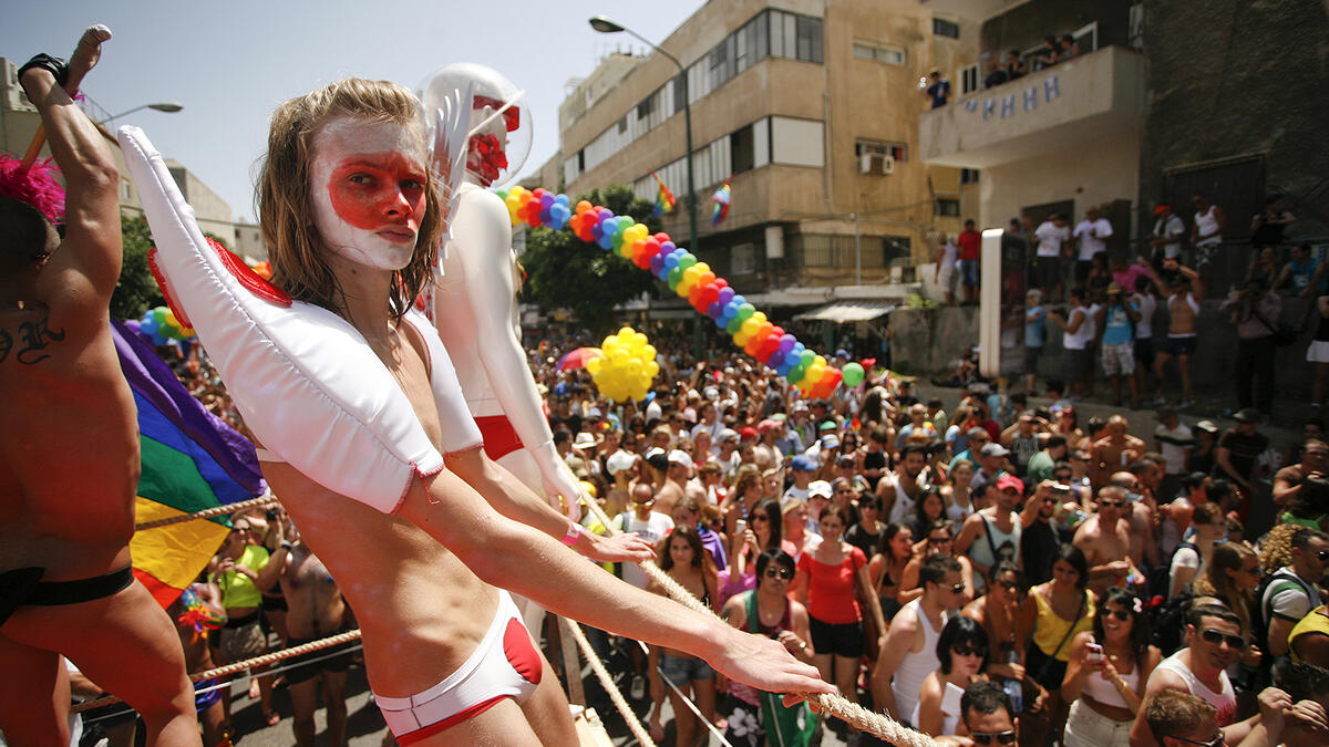 يحظى المجتمع المثلي في إسرائيل بحرية نسبية في المجال العام وتعززت في السنوات الماضية التشريعات لتحقيق المساواة في أوضاعهم القانونية والاقتصادية مع بقية السكان لا تُجرى عمليات تغيير الجنس في إسرائيل لأنه لا يوجد  أطباء مختصين ويضطر الكثيرون لإجرائها في الخارج