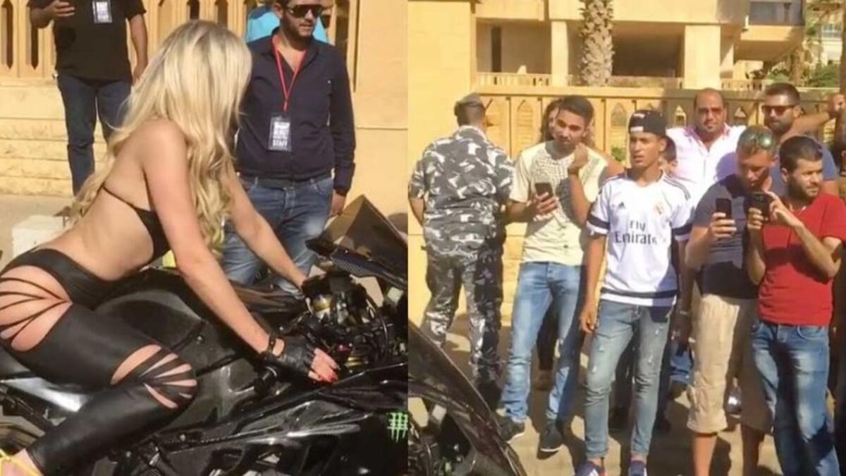 تواصل اللبنانية ميريام كلينك إثارة الجدل من حولها بسبب ما تنشره هذه المرة نشرت ميريام صور لها من خلال مشاركتها في سباق Beirut Grand Prix الذي أقيم في بيروت وظهرت ميريام وهي تقود درّاجة نارية وبملابس مثيرة أظهرت الكثير من جسدها فيما تجمهر الكثير من الشباب حولها