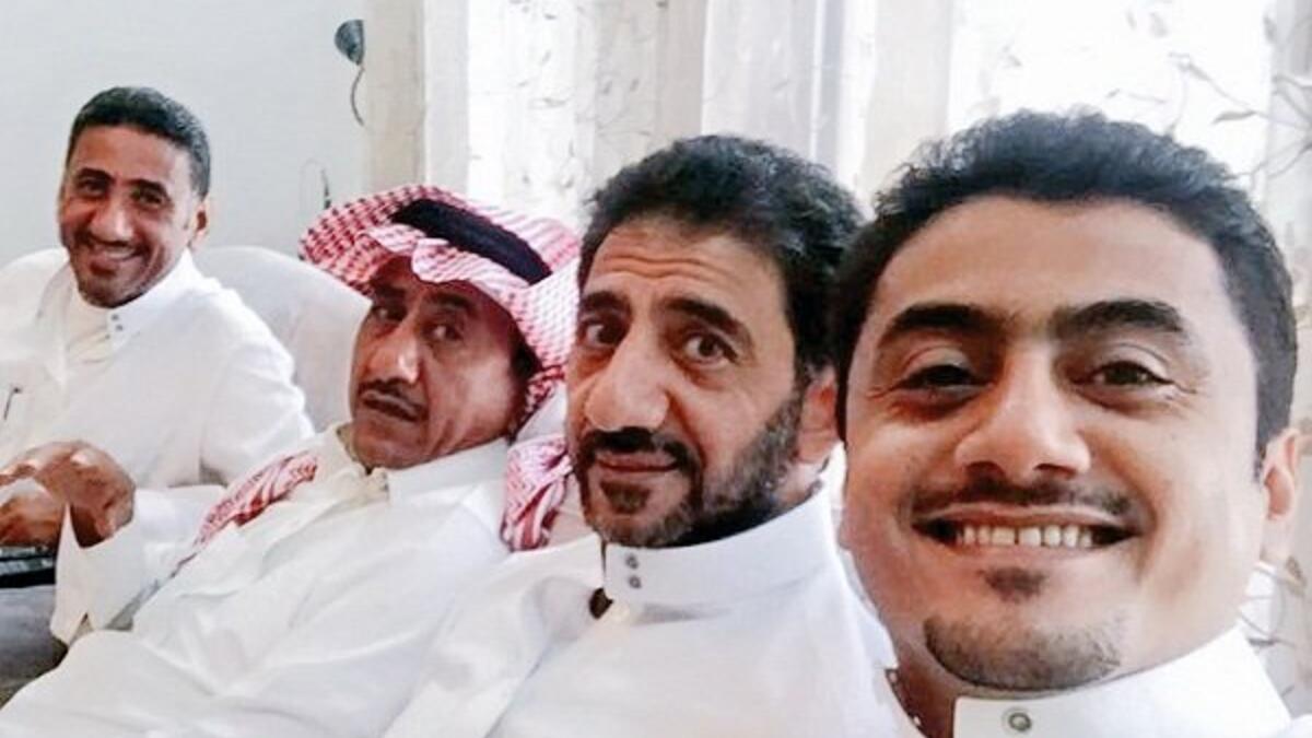 نشر فهد القصبي شقيق الفنان السعودي ناصر القصبي صورة سيلفي تجمعه مع أشقائه ناصر ووليد وعمر نالت إعجاب الكثير من المتابعين .كما علّق رواد مواقع التواصل على الصورة قائلين : «يخلق من الشبه أربعين».