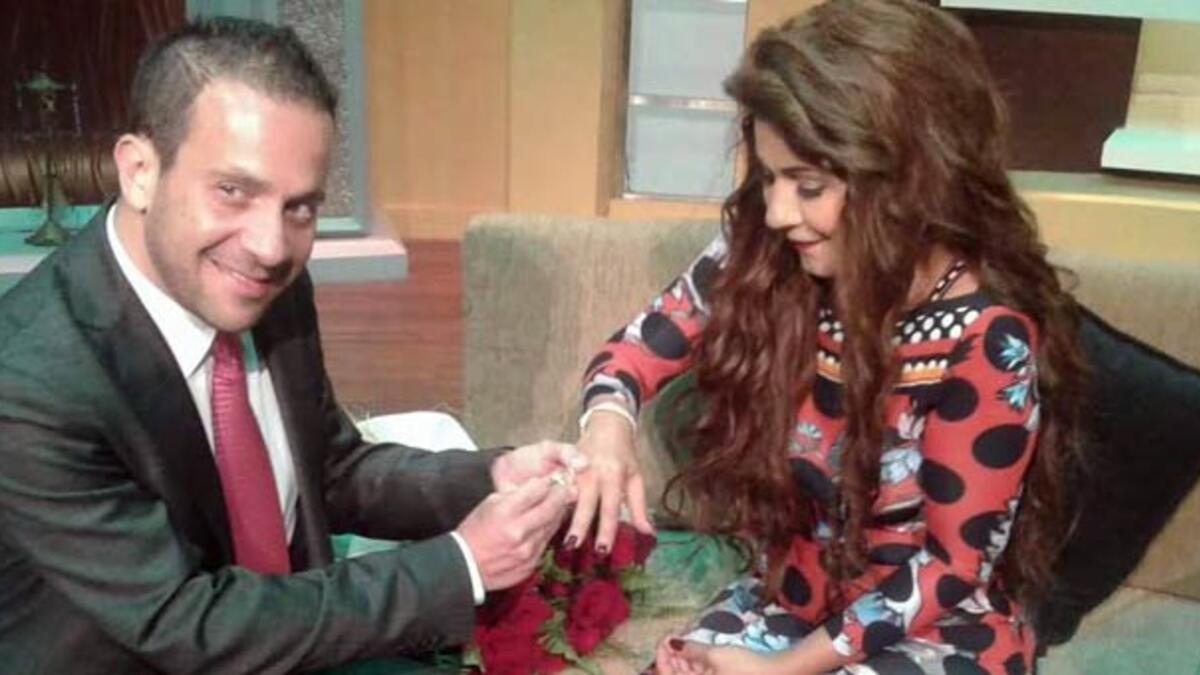 يبدو أن حفل خطوبة واحد لم يكن كاف لمحمد عفيفي خطيب الممثلة نجلاء بدر ففي حلقة خاصة من برنامج “بوضوح” اقتحم عفيفي الاستديو أثناء تصوير حلقة من البرنامج مع نجلاء بدر، ليقوم بتقديم الشبكة لها.