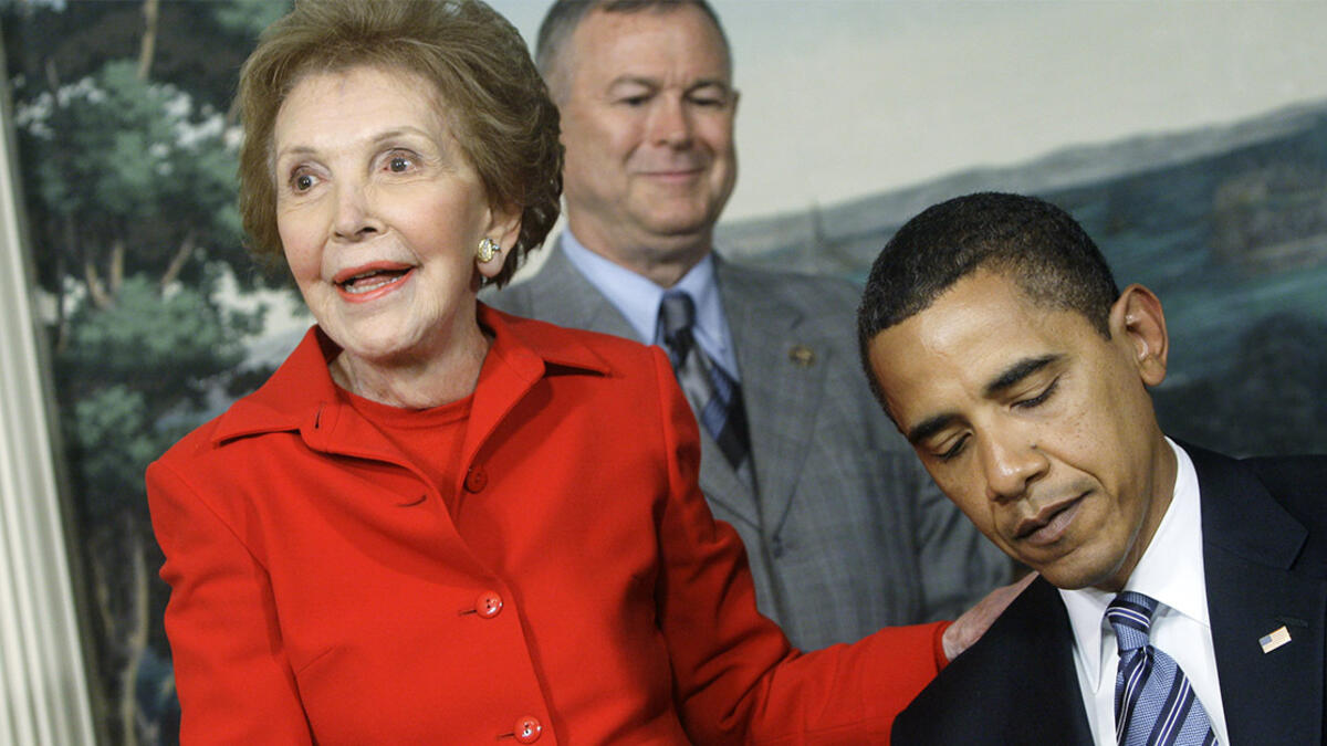 نانسي ريغان:
توفيت السيدة الأمريكية الأولى في 6 مارس/آذار، زوجة الرئيس الأمريكي رونالد ريغان أعظم قصة حب في تاريخ الرئاسة دامت 52 عامًا.