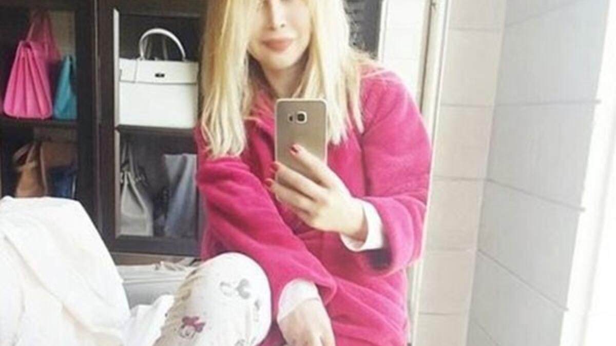 شاركت الفنانة اللبنانية نوال الزغبي جمهورها عبر صفحتها الشخصية بموقع “إنستجرام” بصورة جديدة لها من داخل غرفة الخزانة الخاصة بملابسها نوال الزغبي  ظهرت في الصوة وهي ترتدي البيجامة، وكانت بدون أي مساحيق تجميل وعلقت على الصورة قائلة:  “صباح الخير .. مود البيجامة”