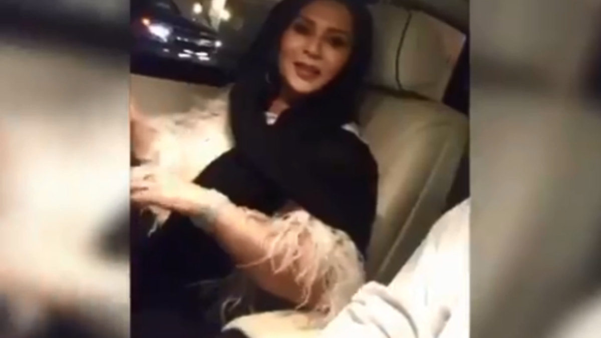 شاركت الفنانة الكويتية نوال، السعوديات يومهن التاريخي حيث قادت سيارتها في شوارع الرياض، بعد بدء تنفيذ القرار الملكي بالسماح للمرأة بالقيادة في المملكة، وقالت نوال في الفيديو: "والله يستاهلون، والله فرحانة لهم، هذا أبسط حقوقهم، الحمد لله."