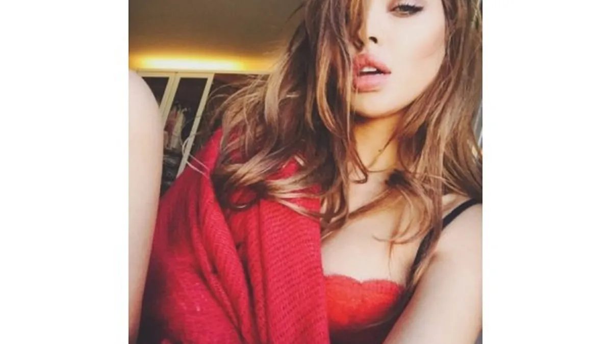ما زالت الفنانة اللبنانية نايا تثير الجدل حولها بصورها الجريئة الشبه عارية فعندما تدخل حسابها الشخصي في الانستغرام ستحتار هل انت في حساب فنانة عربية أم على احد صفحات المجلة الإباحية الأشهر Playboy.