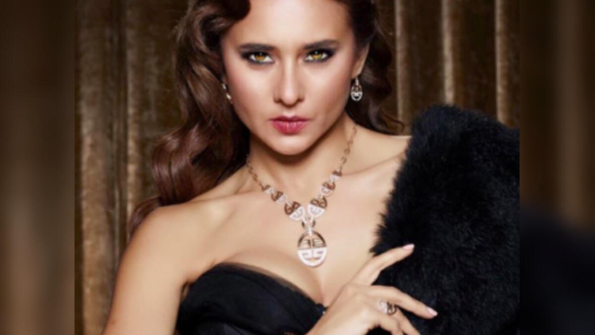 And she rocks in glamorous looks with jewelry
