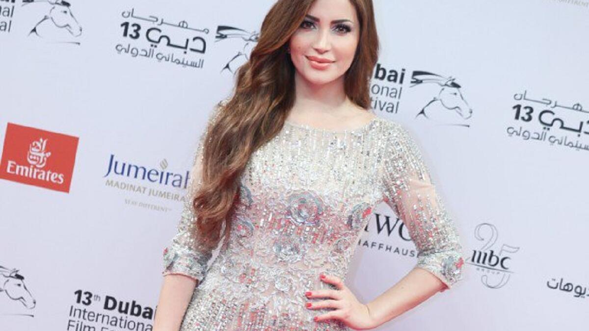 تألقت الممثلة السورية نسرين طافش بفستان من "الترتر" الفضي، مع إكسسوارات باللون نفسه