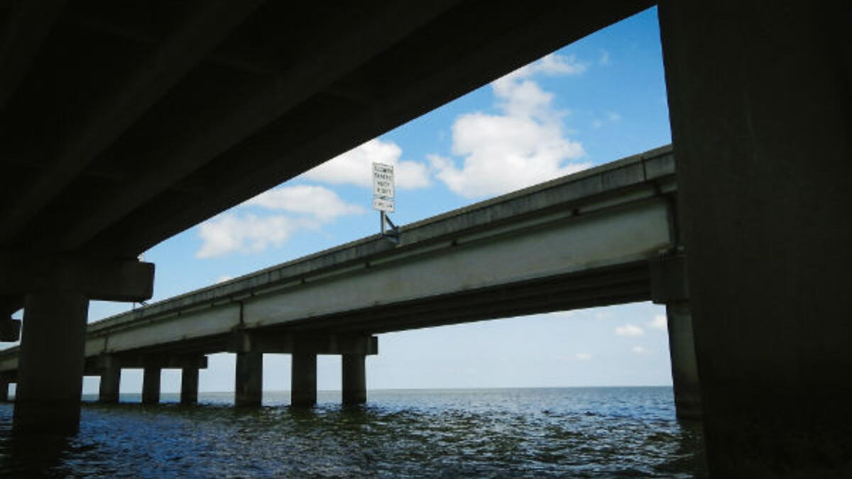 يتمّز الجسر بأنه تم تصميمه بحيث يكون مقاومًا للزلازل والاعاصير ، وتم بناؤها باستخدام 400 ألف طن من الفولاذ، وهو ما يكفي لبناء 60 برج مشابه لبرج "ايفل".