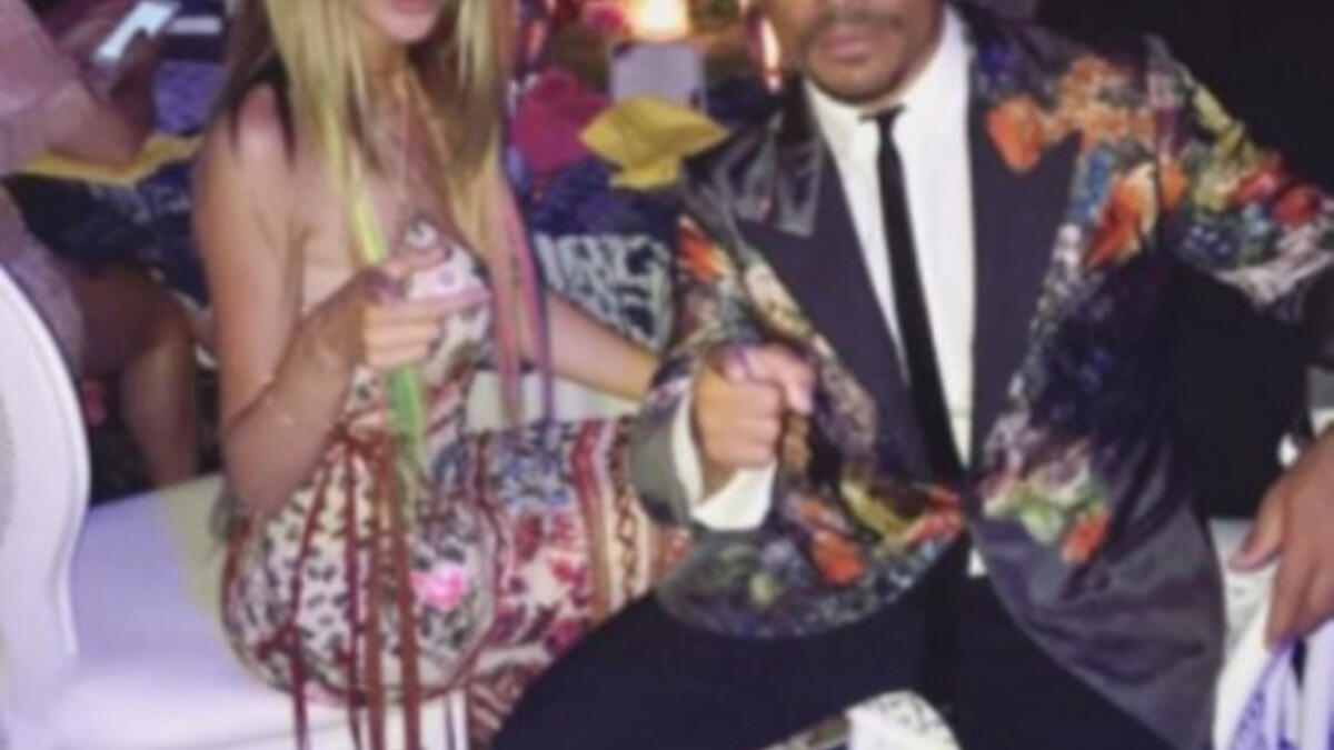 حضر حفل زفاف بجاكت مزركشًا بالورود وانتعل حذاء منزل أو مايسمى بـ "الشبشب"