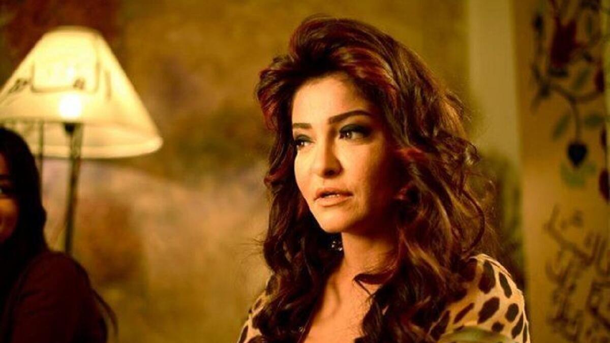 "علا غانم"
أكدت أن قيام زوجها بضربها أمام بناتها دفعها لاتخاذ قرار الانفصال عنه بشكل نهائي، وقالت: "أنا بالنسبة لبناتي مثل أعلى وقدوة ولا يمكن لقدوتهن أن تتعرض للضرب أو الإهانة، لذلك كان الانفصال هو الحل الأمثل".