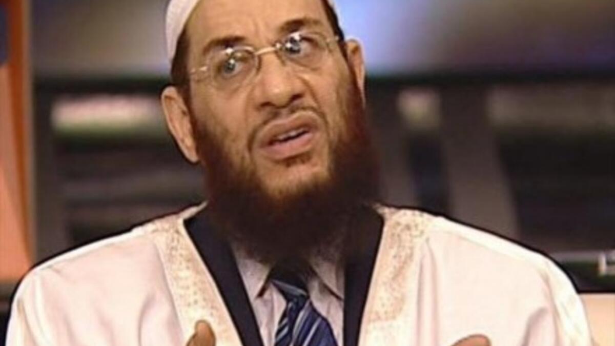 يجوز التلصص على المرأة وهي تستحم: أفتى الدكتور أسامة القوصي أحد الشيوخ السلفيين في مصر بجواز النظر إلى المرأة وهي تستحم إذا كانت نيته الزواج منها. واتهمه البعض بأنه يروج للتحرش الجنسي من خلال فتواه.