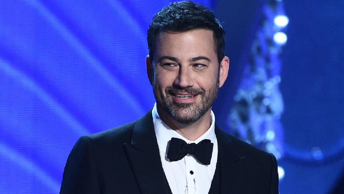 مقدم الحفل، جيمي كيميل، يقول مازحا إن الحفل يتابعه الآن مشاهدون من "دول تكرهنا"، في إشارة لقرارات الرئيس الأمريكي دونالد ترامب بحظر دخول مواطني بعض الدول.