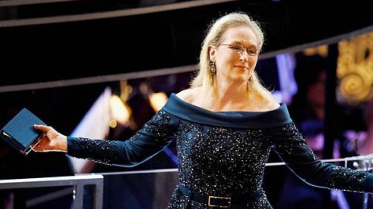 مقدم الحفل، مازح الممثلة ميريل ستريب وأشاد بـ "أدوارها العديدة غير الملهمة والمبالغ في تقديرها"، في إشارة إلى عبارة دونالد ترامب التي هاجم بها ستريب، بعد أن انتقدته في حفل غولدن غلوب.