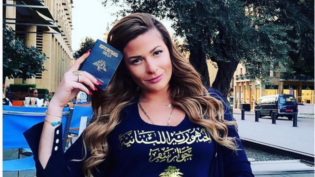سافرت الفنانة اللبنانية باميلا الكيك إلى مصر لحضور حفل زفاف حسن الرداد وإيمي سمير غانم باميلا شاركت الفانز تفاصيل رحلتها حيث اختارت إطلالة مختلفة ارتدت فيها تي شيرت مصمم بشكل مستوحى من جواز السفر اللبناني ونشرت صورة ظهرت فيها ترتديه كما حملت جواز سفرها.