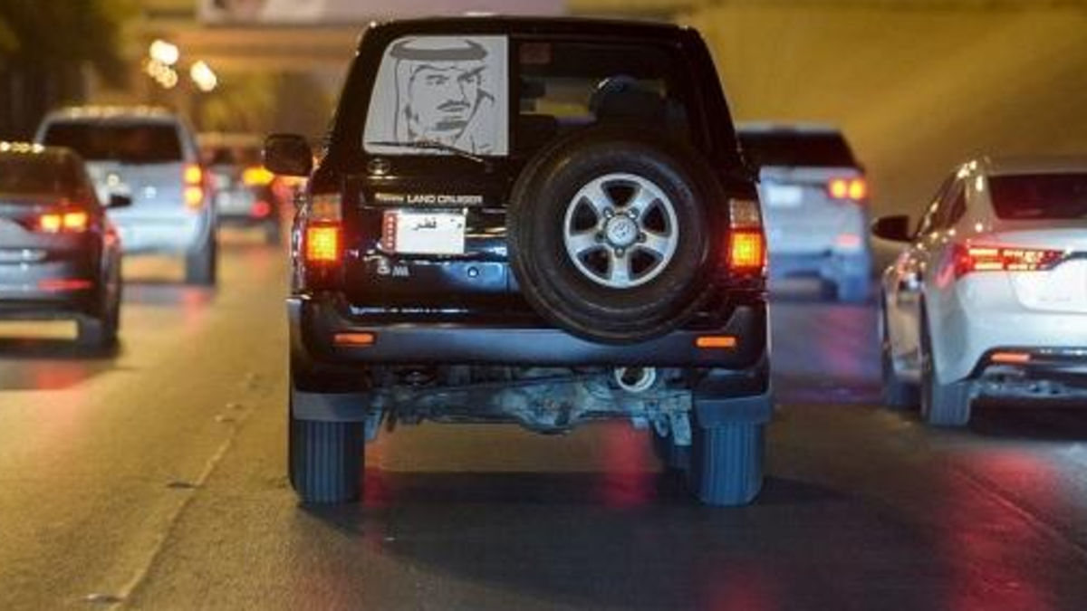 تداول ناشطون عبر مواقع التواصل الاجتماعي صورة لسيارة قطرية تسير في شوارع العاصمة الرياض وهي تحمل ملصقات وصورًا، للعاهل السعودي، الملك سلمان بن عبد العزيز، وقيل إن صاحبها يشارك السعوديين احتفالاتهم باليوم الوطني للمملكة.