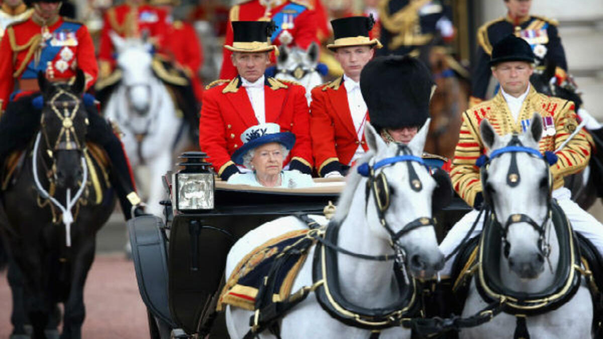 سائق عربة الحصان: تعتبر هذه الوظيفة من أبرز الوظائف في القصر الملكي، إذ أنّ سائق عربة الحصان دوره أساسي في المناسبات الرسمية والملكية، لأن الملكة تكون على ظهر الخيل أو على العربة.