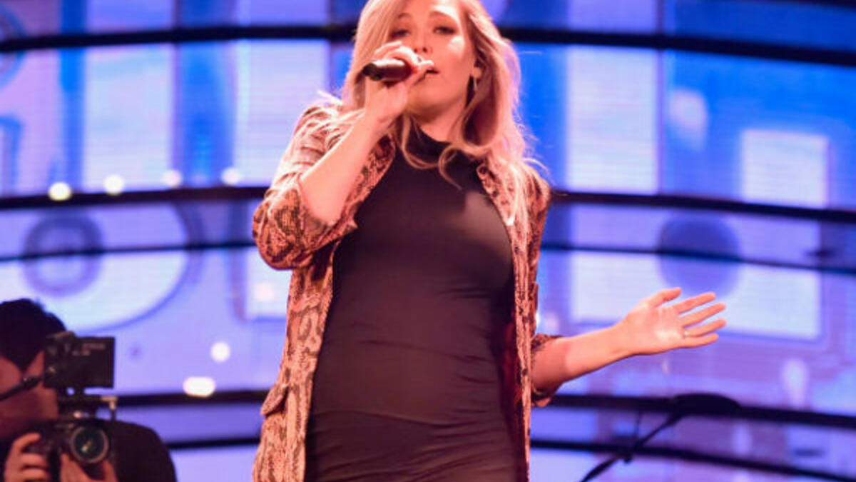 أعلنت المغنية الأمريكية "راشيل بلاتن" (37 عامًا) أنها حامل بطفلها الأول شهر يوليو الماضي من زوجها "كيفن لازان".