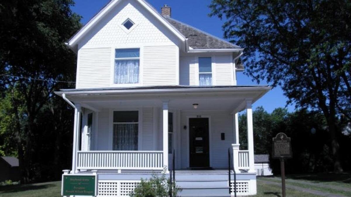 رونالد ريغان: الرئيس الأربعون للولايات المتحدة الأمريكية كان يعمل في مجال التمثيل قبل أن يدخل المجال السياسي الذي بدأه في بداية الخمسينيات، عاش طفولته في منزل في ديكسون "إلينوي".