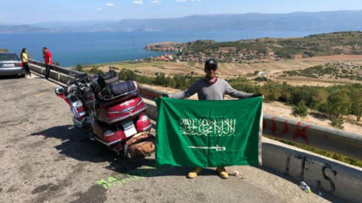 تحت شعار "مبادرة فرحة وطن" بدأ الرحالة السعودي محمد راضي المشيطي العنزي، رحلته بدراجته النارية التي يعتزم أن يجوب بها 13 دولة حول العالم حاملاً معه علم بلده احتفالاً باليوم الوطني للمملكة.