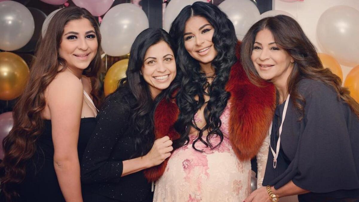 أقامت ملكة جمال أمريكا ذات الأصول اللبنانية ريما فقيه، حفل “بيبي شاور” لطفلتها المنتظرة من زوجها المنتج وسام صليبي. ريما فقيه، اختارت إطلالة وردية وذلك كونها “حامل في طفلة” وشارك في الاحتفال عدد من أصدقائها وأصدقاء زوجها