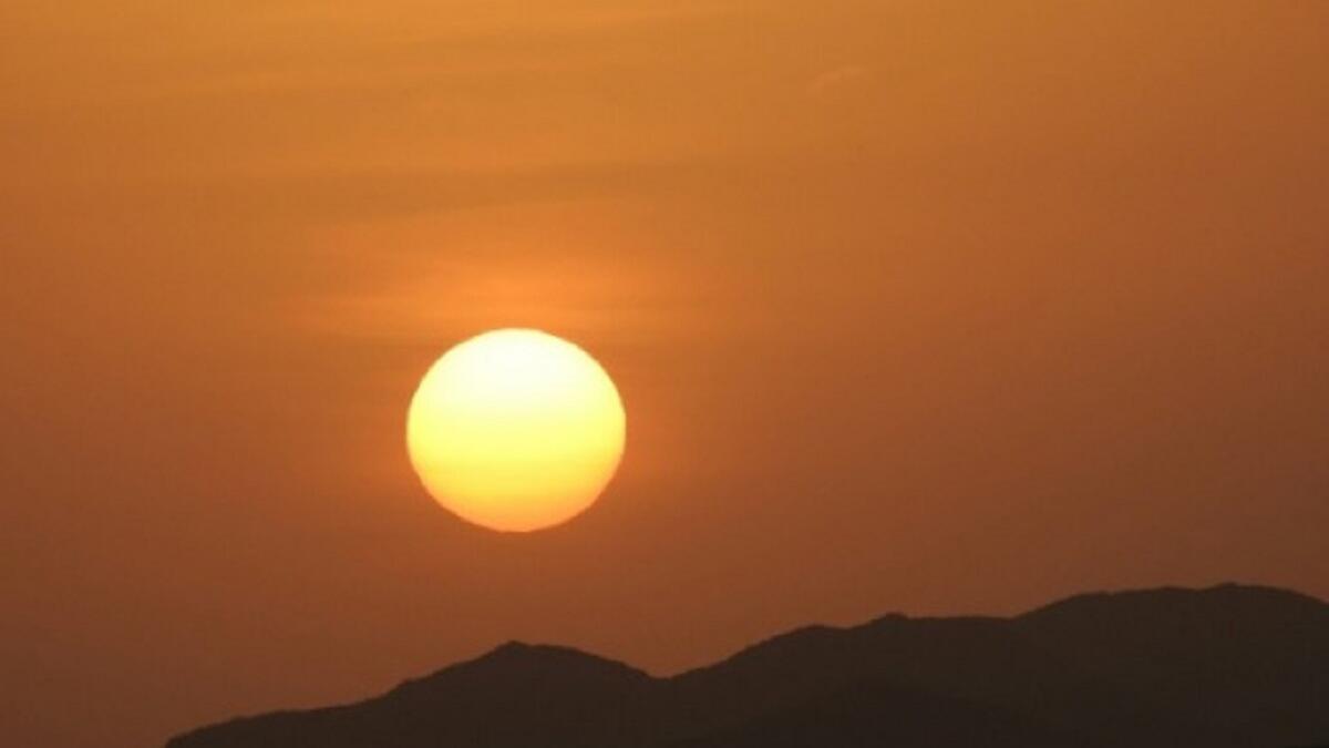 لليلة القدر علامات مقارنة وعلامات لاحقة. فأما العلامات المقارنة فذكر منها: قوة الإضاءة والنور في تلك الليلة، و طمأنينة القلب، وانشراح الصدر من المؤمن، و أن الرياح تكون فيها ساكنة. وأما العلامات اللاحقة فذكر منها أن الشمس تطلع في صبيحتها من غير شعاع.