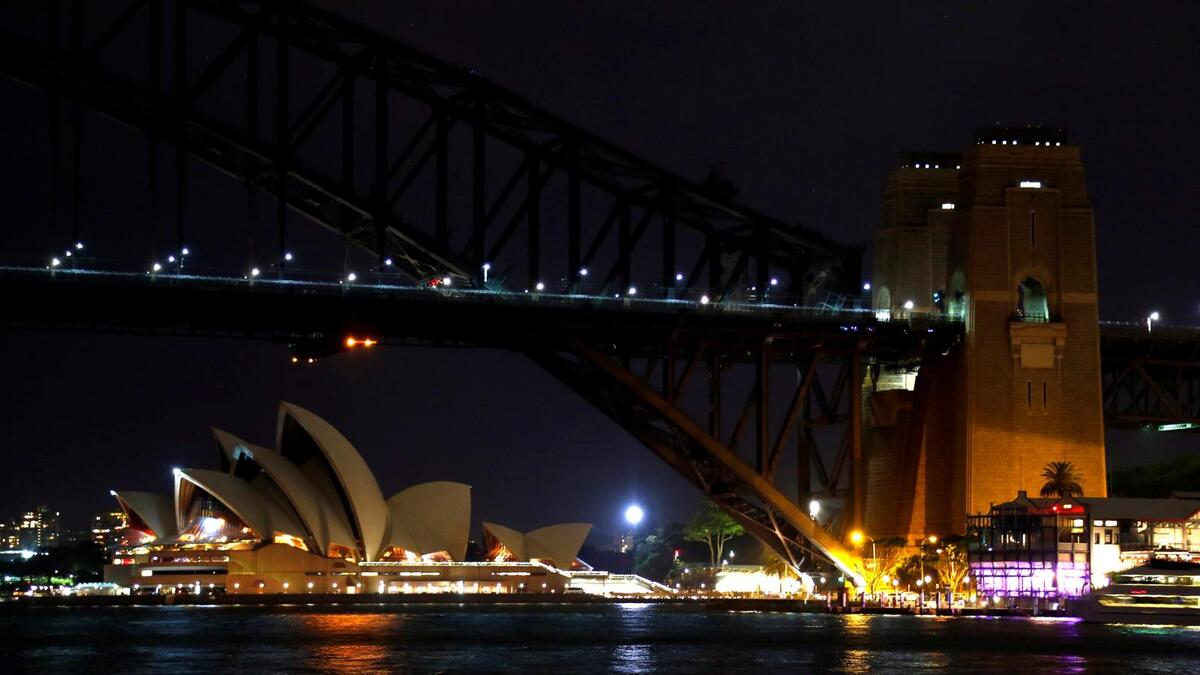 غرقت دار أوبرا سيدني وجسر هاربور في الظلام لمدة ساعة يوم السبت لإحياء "ساعة الأرض"، الحدث البيئي العالمي الذي يهدف إلى التعبئة ضد تغير المناخ والحفاظ على الطبيعة.
