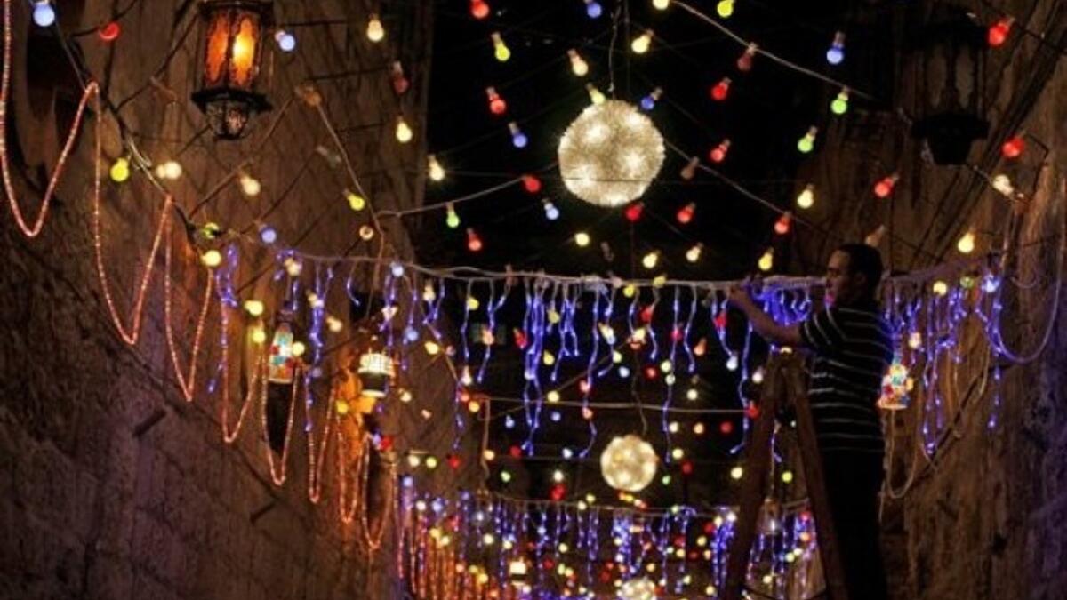 لا يختلف رمضان كثيراً في فلسطين فبالرغم من الاحتلال الإسرائيلي فإن شهر رمضان له عاداته من إفطار وسحور وحلويات. وصلاة التراويح للرجال والنساء في المساجد والساحات العامة ،وقيام الليل وقراءة القرآن وزيارات الأهل.