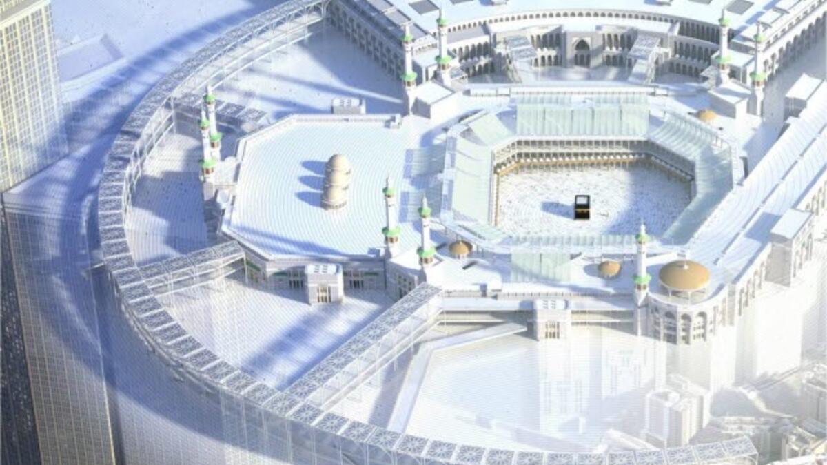 تم تعديل ساحة الطواف حول الكعبة كجزءٍ من توسيع المسجد الحرام في مكة، وبهذا التعديل يصبح بإمكان 130 ألف حاج الطواف في الساعة الواحدة وقد كان المطاف يتسع لـ 52 ألف حاج في الساعة.