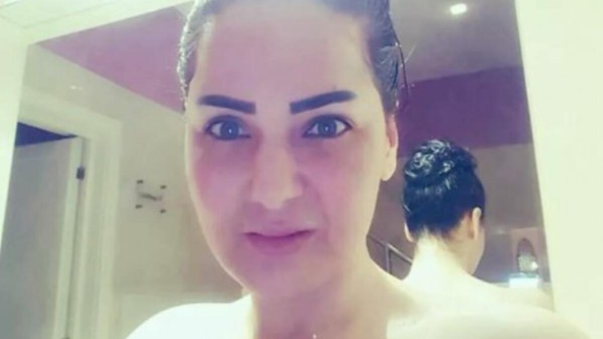 نشرت الراقصة سما المصري صورة جريئة بدت فيها نصف عارية من الأعلى ووضعت يدها على صدرها وعلقت عليها بمناسبة فوز المنتخب المصري على نظيره المغربي مهنئة :”كهربهم كهربهم افشخهم وكهربني يا كهربا مبروك لمصر، الدور الدور اللي عليه الدور وعقبال النهائي بقى”.