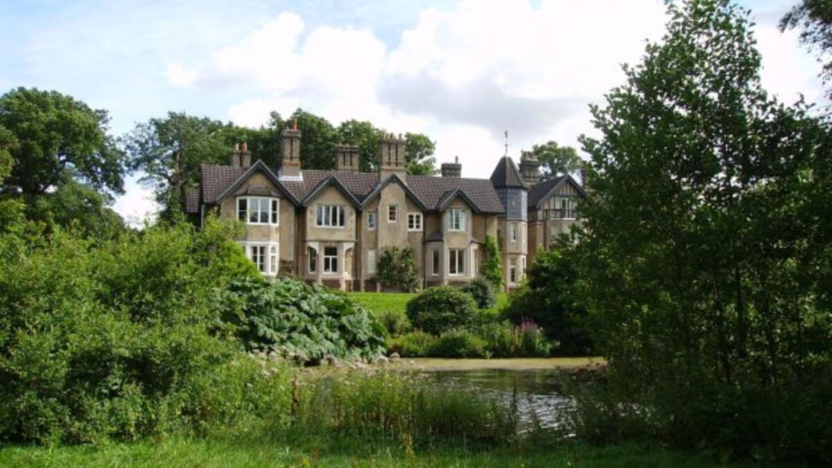 جدة الأمير هاري الملكة "إليزابيث" أهدت العروسين نزلًا للصيد في مقاطعة ساندرينغهام.