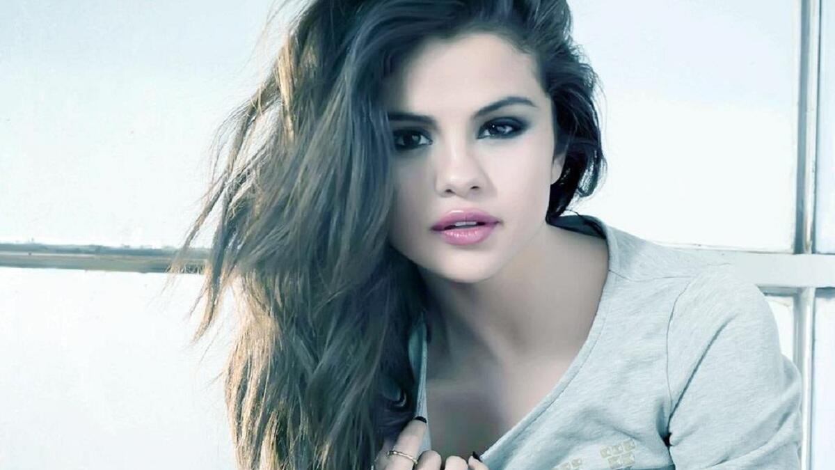 احتلت النجمة الأمريكية، سيلينا جوميز، المركز الأول في قائمة أجمل النساء للعام 2016، جوميز جميلة ومثيرة وتتمتع بالثقة والاتزان وهو ما يجعلها تتصدر الترتيب.