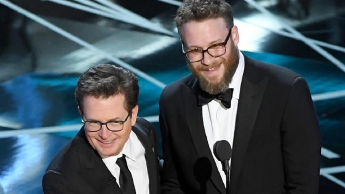 ظهر الفنانان مايكل جي فوكس، وسيث روغن، إلى جانب نموذج من سيارة ديلران، على المسرح في إشادة بفيلم "العودة إلى المستقبل".