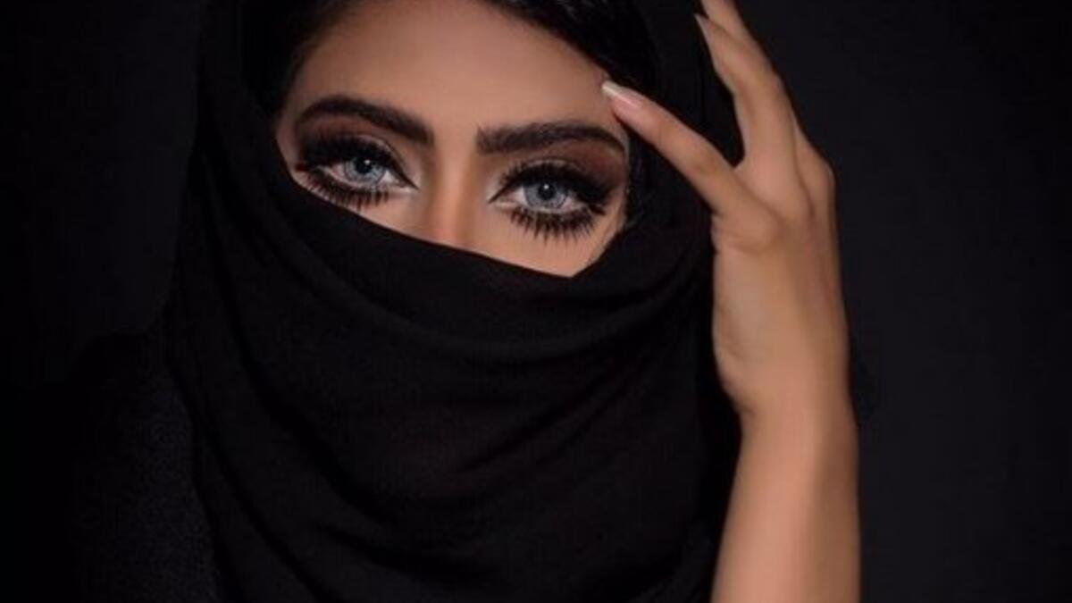 خطفت النجمة الكويتية شيلاء سبت أنفاس متابعيها على “انستغرام” بمجموعة صور بماكياج ساحر وإطلالة عربية متألقة ظهرت سبت بماكياج عربي ساحر أبرز ملامح وجهها بطريقة مبهرة وبريق عيونها بكحل عربي أبرز نظراتها الساحرة وأحمر شفاه زهري لؤلؤي أبرز شفتيها ممتلئتين.