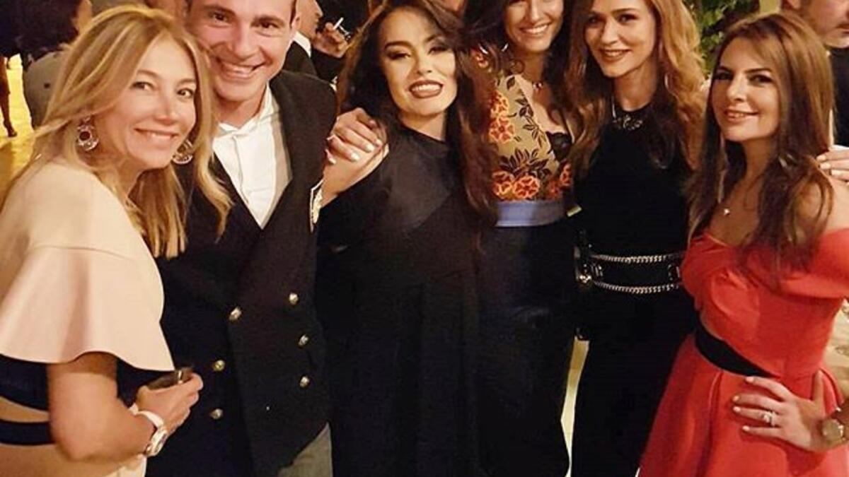 شاركت شيريهان في إحدى المناسبات الخاصة وحرصت على التقاط عدة صور وحرصت على الظهور بوجهها كاملًا شيريهان التي اعتادت طوال السنوات الأخيرة التقاط الصور لها من زاوية واحدة فقط فاجأت جمهروها بإطلالتها وتغزلوا في جمالها مؤكدين أنها كلما تتقدم في السن تزاد جمالًا.