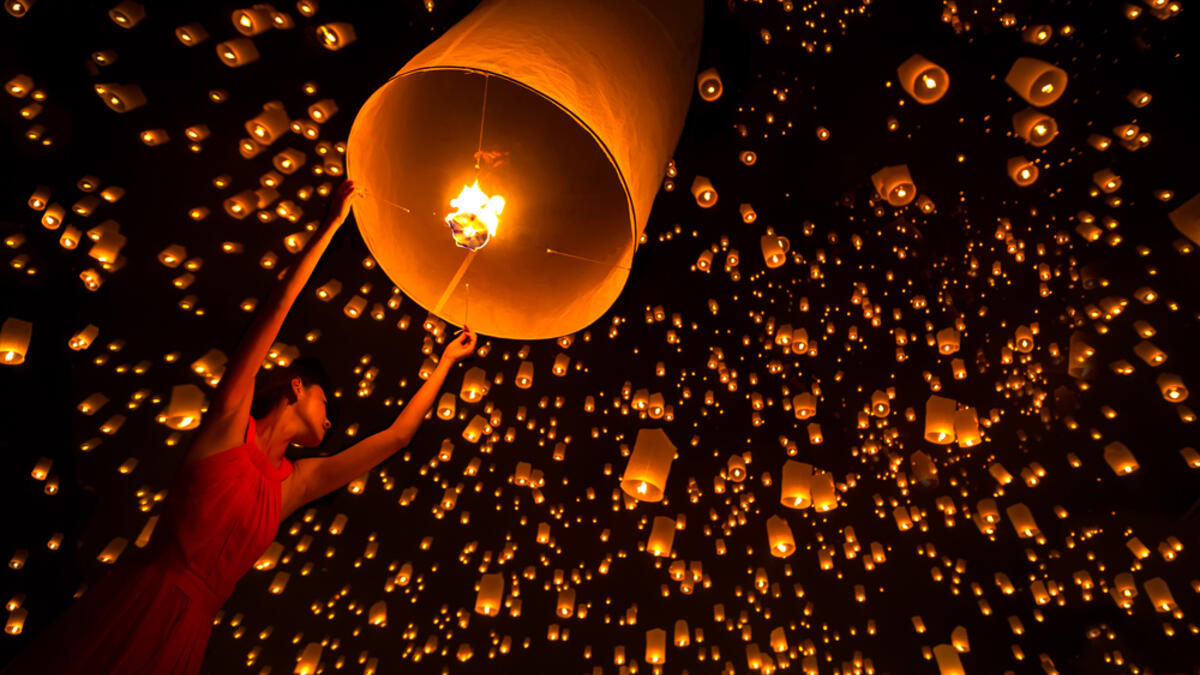 Yi PENG FESTIVAL: LANTER FESTIVAL (THAILAND) 
Yi Peng is celebrated all over Thailand. Festivities include a parade, live music and dance shows, handicraft sessions, and releasing lanterns into the night sky (Shutterstock)