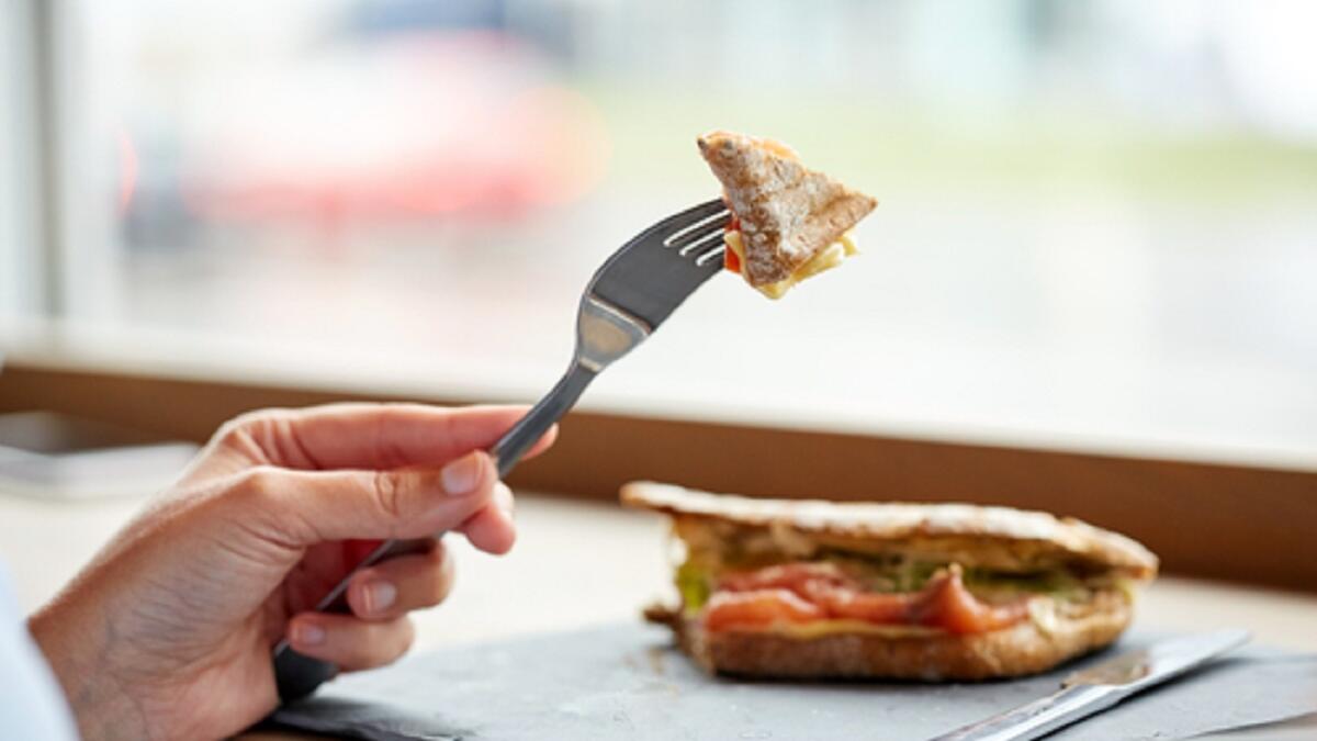 اسكب طعامك من القدر الكبير مباشرة: اترك القدر في المطبخ واسكب لنفسك بصحن صغير بدلًا من وضع الطعام كله أمامك على طاولة الطعام، ما سيساعدك في تجنب الرغبة بالذهاب إلى المطبخ.