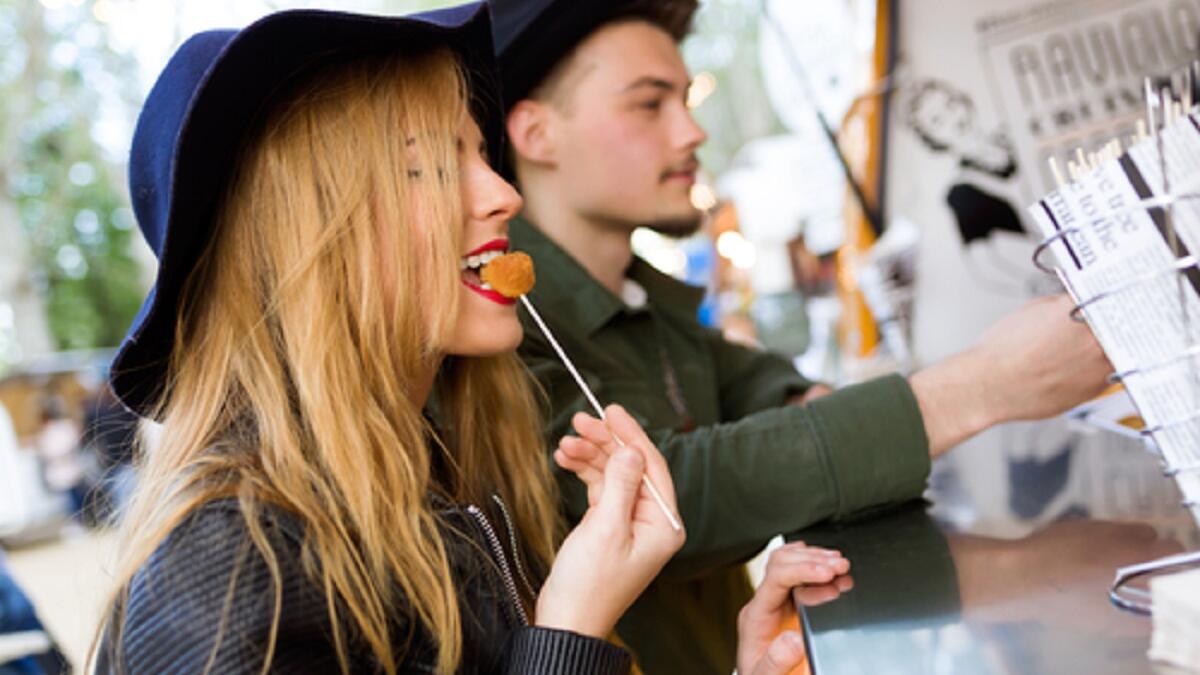 احمل معك وجبة طعام خفيفة وصحية دائمًا: وجبات الطعام السريعة أو قطعة من الشوكولاتة من محال البيع، قد تكون مغرية لدى الشعور بالجوع، ولكن، إذا تأكدت من حمل وجبة خفيفة صحية مثل تفاحة، فلن تضطر إلى التضحية بنظامك الغذائي الصحي لإسكات جوع معدتك.