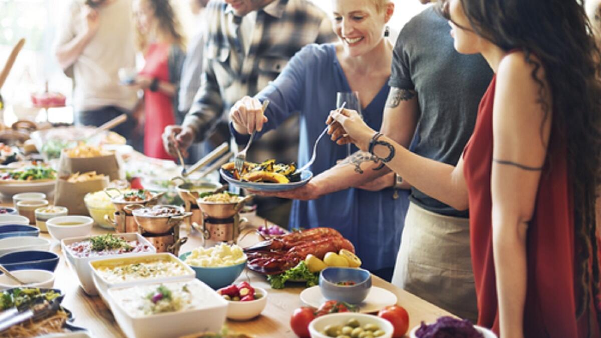 تناول 6 وجبات: تناول العديد من الوجبات يوميًا يزيد من عملية البناء في الجسم، وتمنحك نشاطًا مستمرًا، ويقلل من احتمالية تخزين الغذاء على شكل دهون.