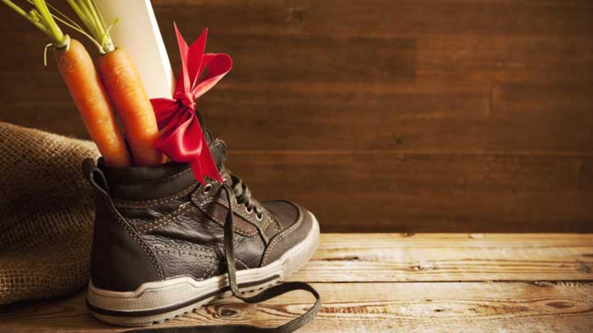 هولندا: يضع الأطفال أحذيتهم خرج المنزل مع بعض القش والسكر فيها على أمل أن يضع بابا نويل هداياه الصغيرة فيها.