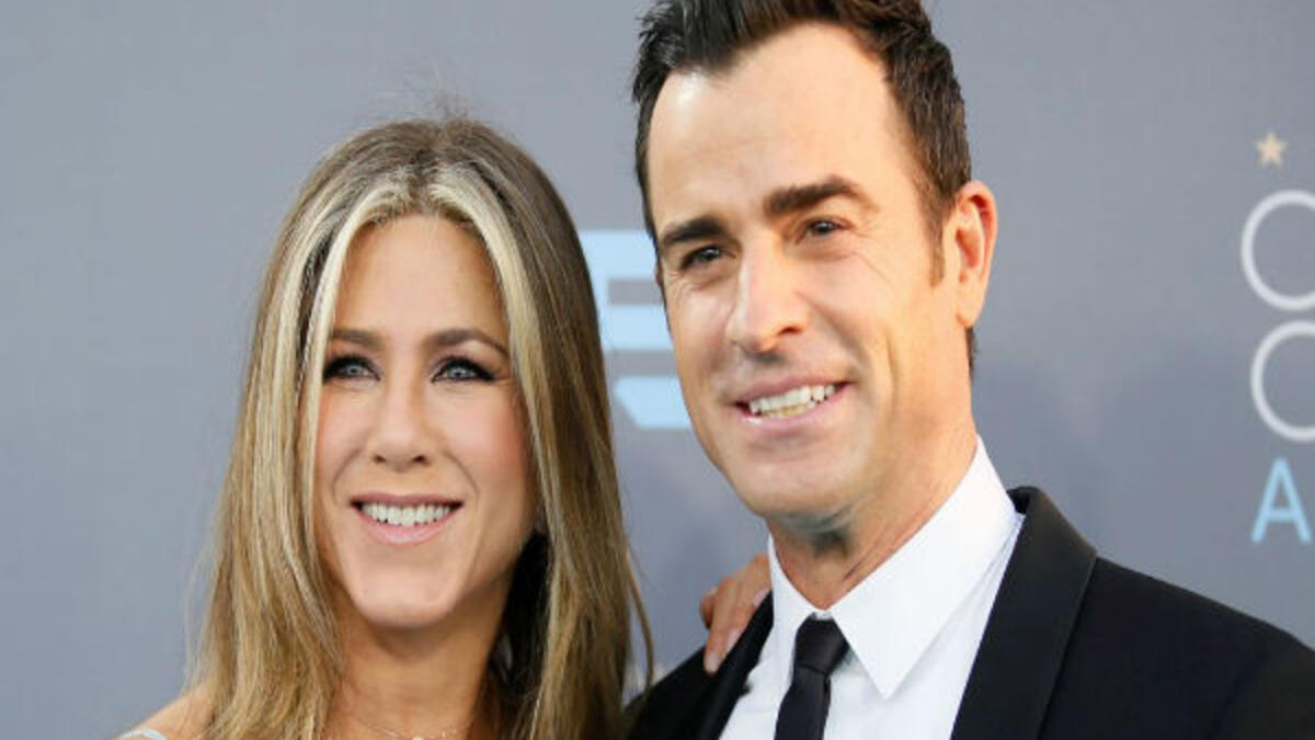 جينيفر أنيستون وجاستن ثيروكس: في 2015 وبعد ثلاث سنوات من المواعدة أعلن الثنائي زواجهما في حفل زفاف سري أقيم داخل قصرهما الفخم في ولاية كاليفورنيا الأمريكية، لكنهما انفصلا العام الماضي.