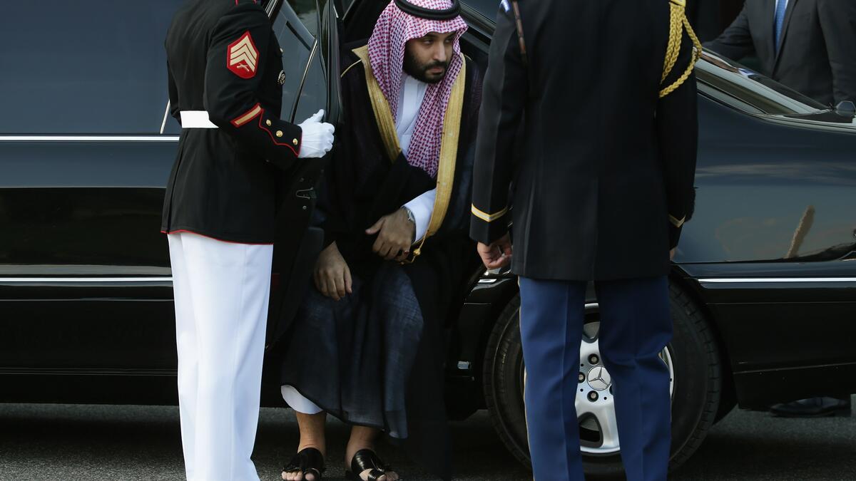 وفقًا لصحيفة نيويورك تايمز الأمريكية، "يتمتع الأمير بسلطة لم ينلها أي أميرٍ سعودي من قبل". العام الماضي عنونت مطبوعة "ذو إيكونومست" البريطانية مقابلة أجرتها معه: "أمير شاب على عجلة من أمره". ووصفته بأنه "الرجل الذي يكتسب قوة خلف عرش والده".