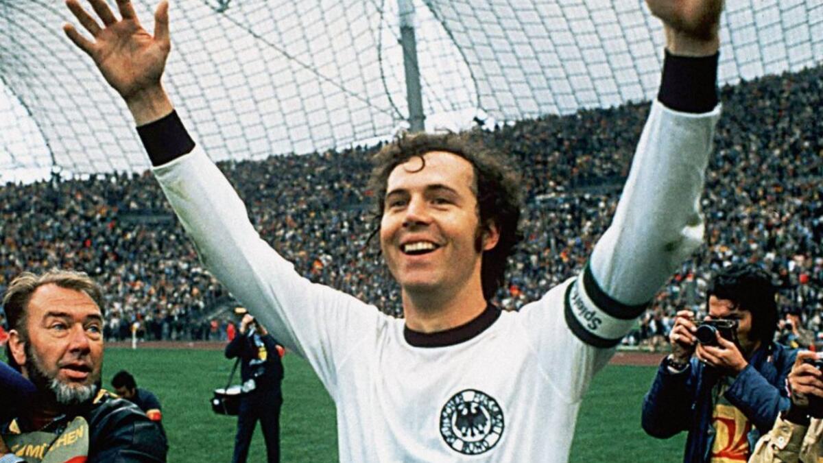 الألماني فرانتز بيكنباور: أحد أعظم أساطير اللعبة، باشر مسيرته كلاعب وسط مهاجم في بايرن ميونخ عام 1964، ولكن موقعه تغير بعد كأس العالم 1966، ليصبح لاعب ليبيرو (قشاش) في خط الدفاع.